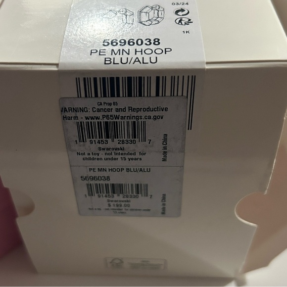 Swarvoski Lucent hoop earrings
Octagon shape, Small. New with box - Picture 8 of 10